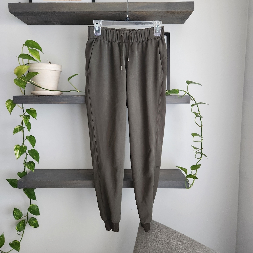 Lululemon Size 4 On The Fly Jogger 28" Inseam Woven Dark Olive Gre…